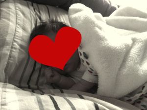 Pas d'oreiller ni de couverture pour un couchage sécurisé... Bébé était sous haute surveillance ce jour là ;)