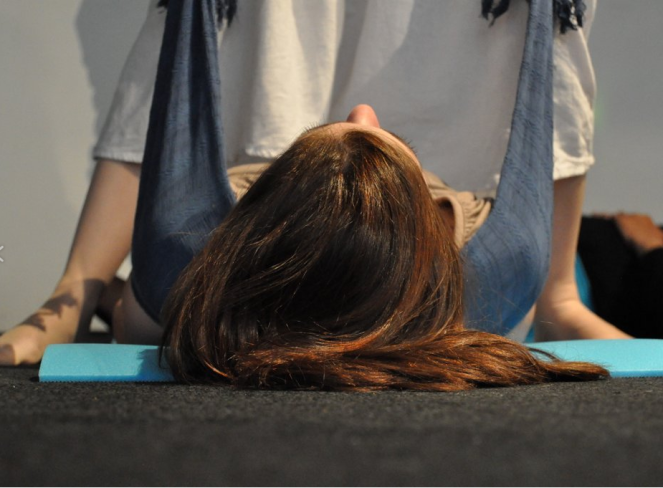 Atelier rebozo lors d'une journée des doulas